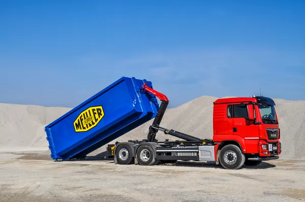 Abrollkipper RS21 cu sistem hoofklift RS21 pe camion